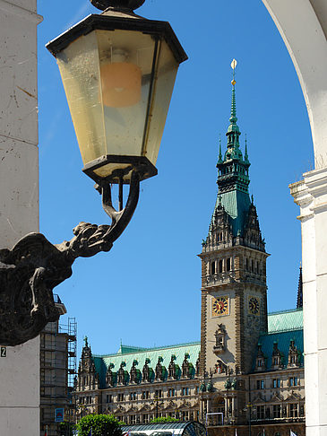 Fotos Blick durch die Bögen der Alster Arkaden auf das Rathaus