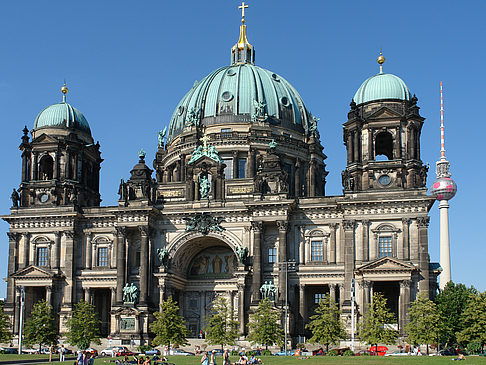 Berliner Dom mit Lustgarten Fotos