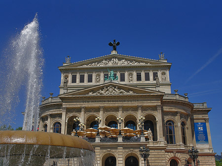 Fotos Alte Oper mit Brunnen