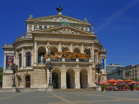 Foto Alte Oper mit Schirmen - Frankfurt am Main