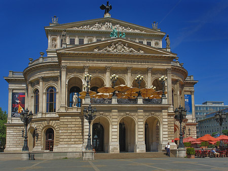 Alte Oper mit Schirmen