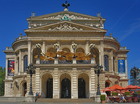 Foto Alte Oper mit Schirmen