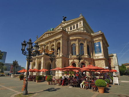 Foto Alte Oper mit Schirmen - Frankfurt am Main