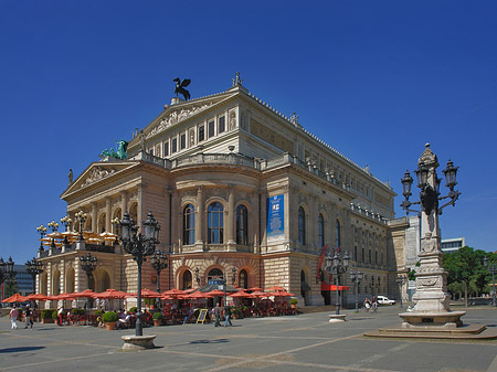 Foto Alte Oper mit Schirmen - Frankfurt am Main