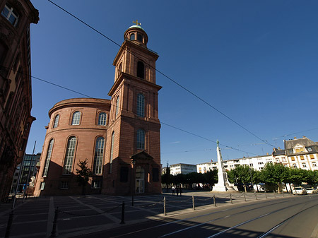 Paulskirche mit Straße Foto 