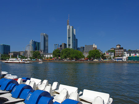 Skyline von Frankfurt mit Tretbooten