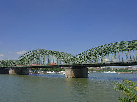 Fotos Hohenzollernbrücke mit Zug