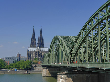 Hohenzollernbrücke am Kölner Dom Foto 