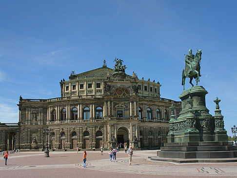 König-Johann-Statue mit Semperoper Fotos